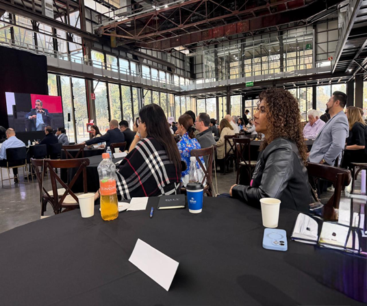 “¡Dos días de descanso ya!” Leslie Hendricks exige justicia laboral frente a engaños oficialistas